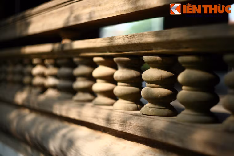 Hàng lan can gỗ kiểu chấn song bao quanh tạo nên cảm giác thông thoáng.