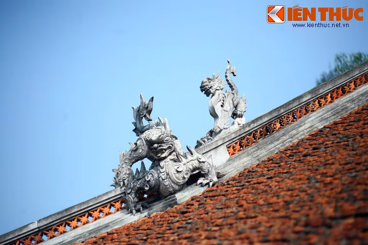 Một mảng trang trí trên mái đình.