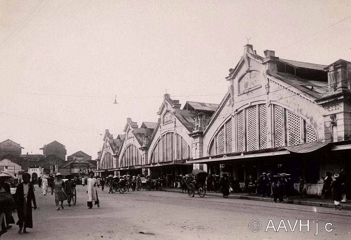 Chợ Đồng Xuân năm 1931. Hình ảnh nằm trong loạt ảnh về Hà Nội thời thuộc địa do trang mạng Hiệp hội bằng hữu Huế xưa của Pháp (Aavh.org) đăng tải.