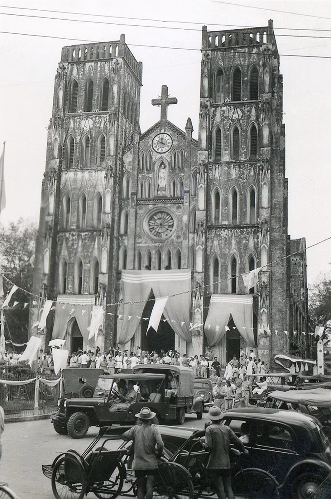 Nhà thờ Lớn trong một sự kiện Công giáo đầu thập niên 1950. Ảnh: Aavh.org