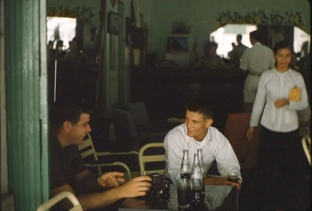 Lính Mỹ trong một quán giải khát ở Sóc Trăng.