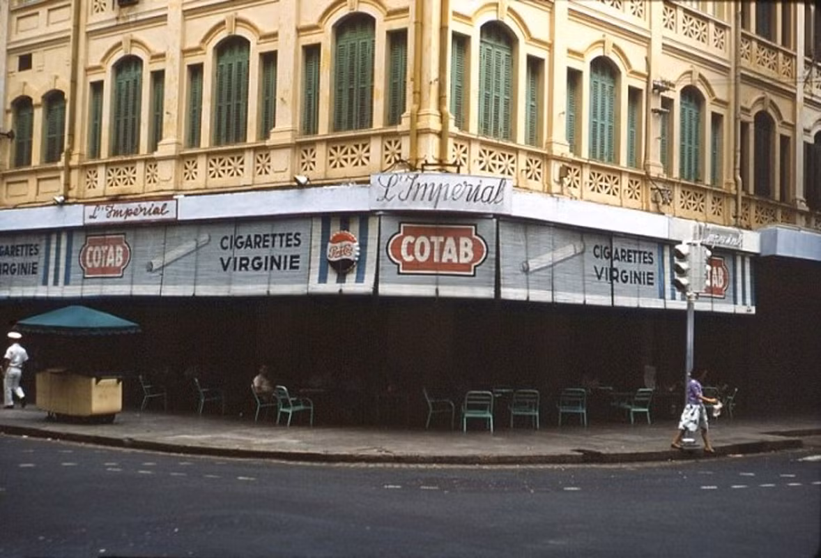 Quán cà phê ở góc Tự Do - Nguyễn Văn Thinh (nay là Đồng Khởi - Mạc Thị Bưởi).