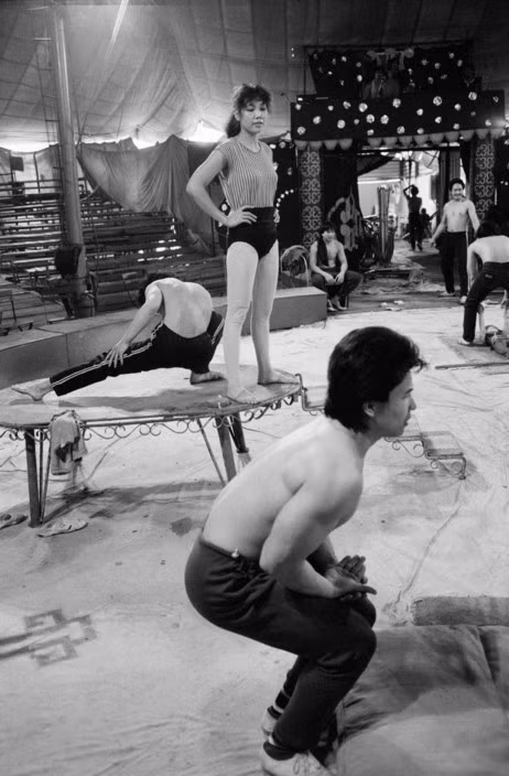 Diễn tập ở rạp xiếc Hà Nội, 13/3/1990. Ảnh: Magnumphotos.com