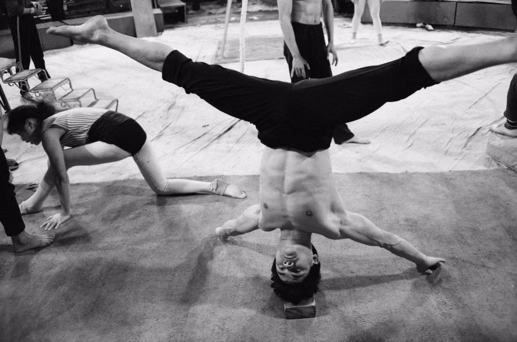 Diễn tập ở rạp xiếc Hà Nội, 13/3/1990. Ảnh: Magnumphotos.com