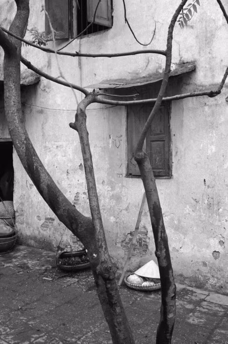 Gánh hàng bên hè phố, 14/3/1990. Ảnh: Magnumphotos.com