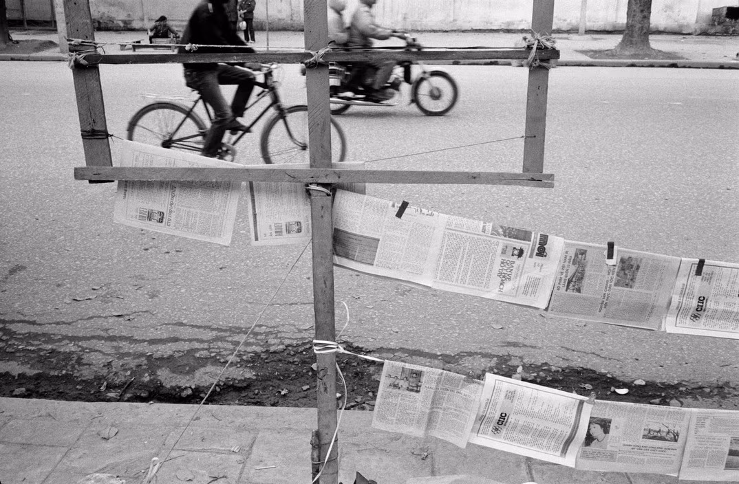 Sạp báo vỉa hè, 2/3/1990. Ảnh: Magnumphotos.com