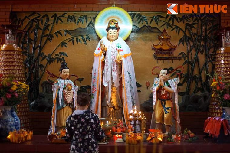 Hậu điện có rất nhiều ban thờ, trong đó ban thờ trung tâm thờ Bồ Tát Quán Thế Âm.