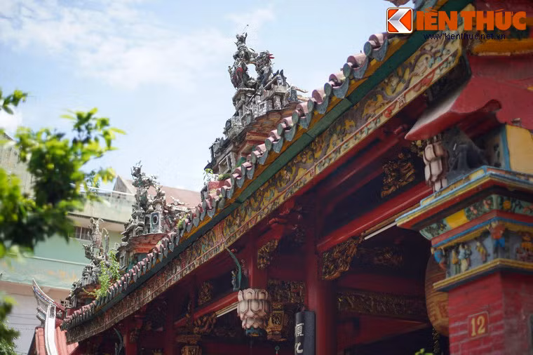 Nét đặc sắc trong kiến trúc hội quán là cách tạo hình và trang trí mái ngói mang đậm nét phong cách của người Phúc Kiến, với những bờ nóc uốn cong có gắn các mảng tượng gốm trang trí rất sinh động.