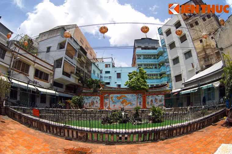 Ở phần đất nằm bên kia đường, người ta cho xây một hồ phóng sinh và đặt nhiều ghế đá làm nơi nghỉ chân cho khách thập phương.