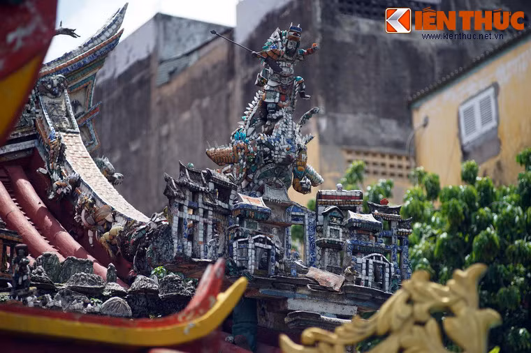 Đề tài các mảng trang trí này khá phong phú, gồm tượng người, tượng thú và tượng đồ vật, được làm thành từng nhóm để miêu tả cảnh sinh hoạt của người xưa hay minh họa cho các truyền thuyết, các điển tích cổ của Trung Quốc...