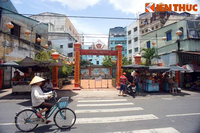 Một nét khác biệt của hội quán Ôn Lăng so với các hội quán khác là sân hội quán bị đường phố cắt ngang.