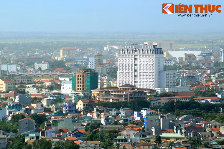 Những tòa nhà cao tầng hiện đại mọc lên ngày càng nhiều ở thành phố cổ kính.