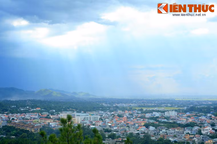 Một góc thành phố Huế khi đứng từ đỉnh núi Ngự về hướng Tây Bắc.