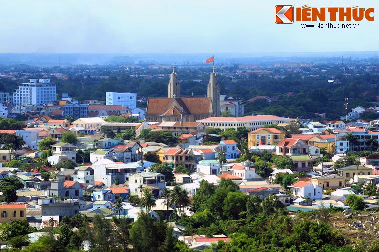 Nhà thờ Phủ Cam với hai tháp chuông có kiến trúc độc đáo do kiến trúc sư nổi tiếng Ngô Viết Thụ thiết kế.