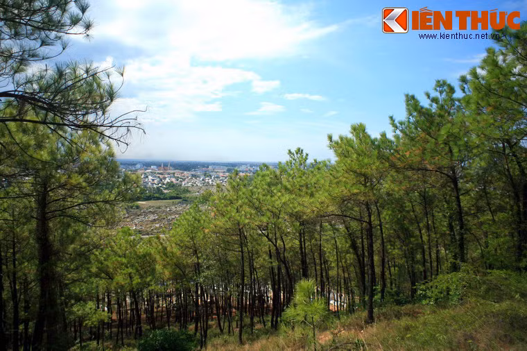 Cách trung tâm thành phố Huế 4 km về phía Nam, Núi Ngự Bình hay núi Ngự là một thắng cảnh nổi tiếng của kinh thành Huế xưa. Đỉnh ngọn núi này là nơi lý tưởng để có một cái nhìn khác lạ về cảnh sắc của xứ Huế.