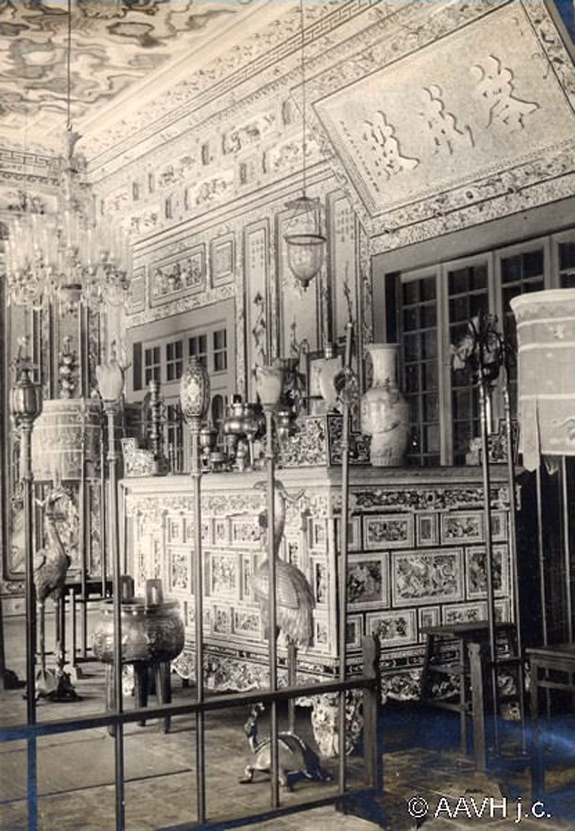 Bàn thờ vua Khải Định trong Thế Miếu, Hoàng thành Huế 1930.