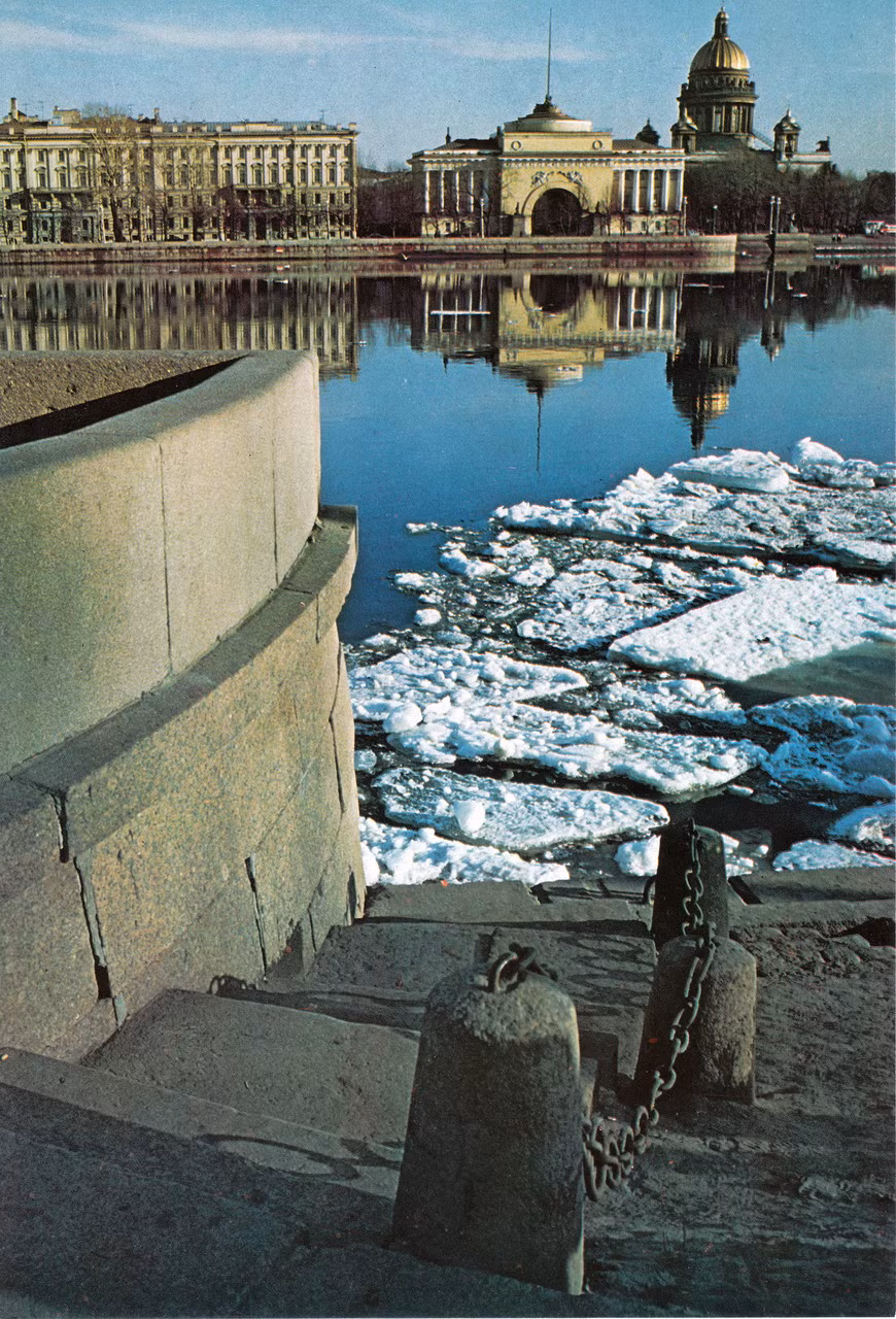 Khung cảnh bờ kè Đô Đốc và thánh đường St Isaac nhìn từ bờ kè Đại Học.