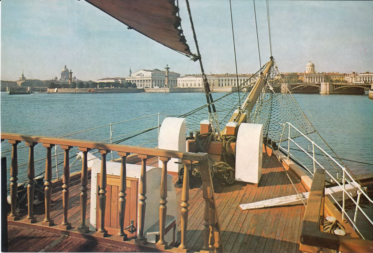 Toàn cảnh mũi đất của đảo Vasilyevsky, Leningrad thập niên 1980 nhìn từ một du thuyền. Các công trình trên mũi đất được xây dựng đầu thế kỷ 19.