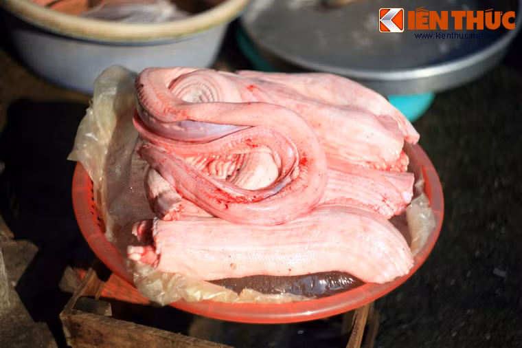 Không chỉ có thịt chuột, khu chợ này còn có cả thịt trăn đã được làm sạch và cắt khúc.