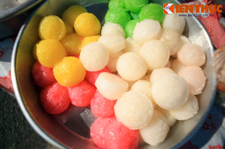 Đó là những chiếc bánh bò đủ màu sắc, rất bắt mắt, chỉ nhìn thôi đã muốn... cắn một miếng. Loại bánh làm từ bột gạo này chắc chắn sẽ không làm thực khách thất vọng với cảm giác xốp xốp, mềm mềm, mùi thơm dịu và vị ngọt lịm khó quên của đường thốt nốt.