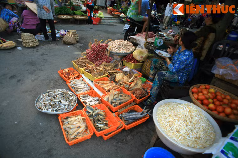 Một góc chợ Ngã Bảy với nhiều loại cá khô và nông sản khác nhau.