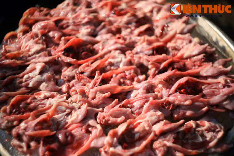 Nếu các loại quà vặt đem lại sự thích thú cho du khách thì những sạp thịt chuột nguyên con như thế này ở chợ Ngã Bảy sẽ khiến nhiều người... chết khiếp.