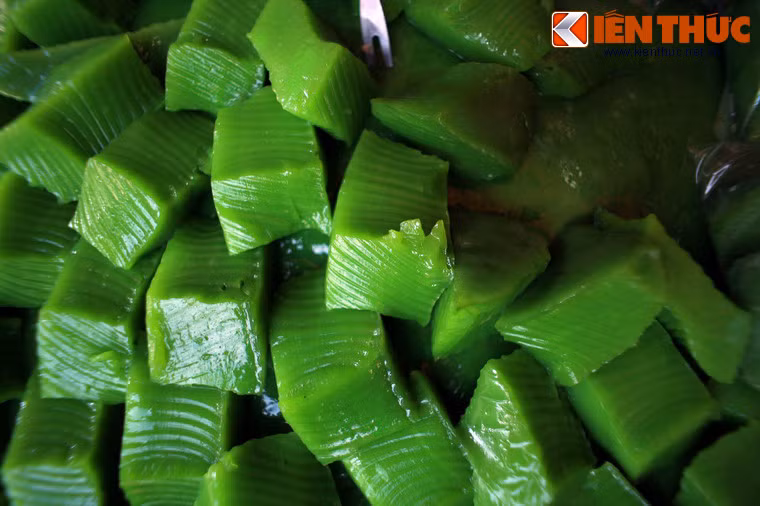 Không nhiều màu sắc như bánh bò, bánh đúc lá dứa đem lại cảm giác mát lạnh với màu xanh bóng bảy của mình. Khác với bánh đúc miền Bắc, bánh đúc lá dứa có vị ngọt thanh mát với vị thơm của lá dứa, thường được ăn cùng nước cốt dừa, mè rang.