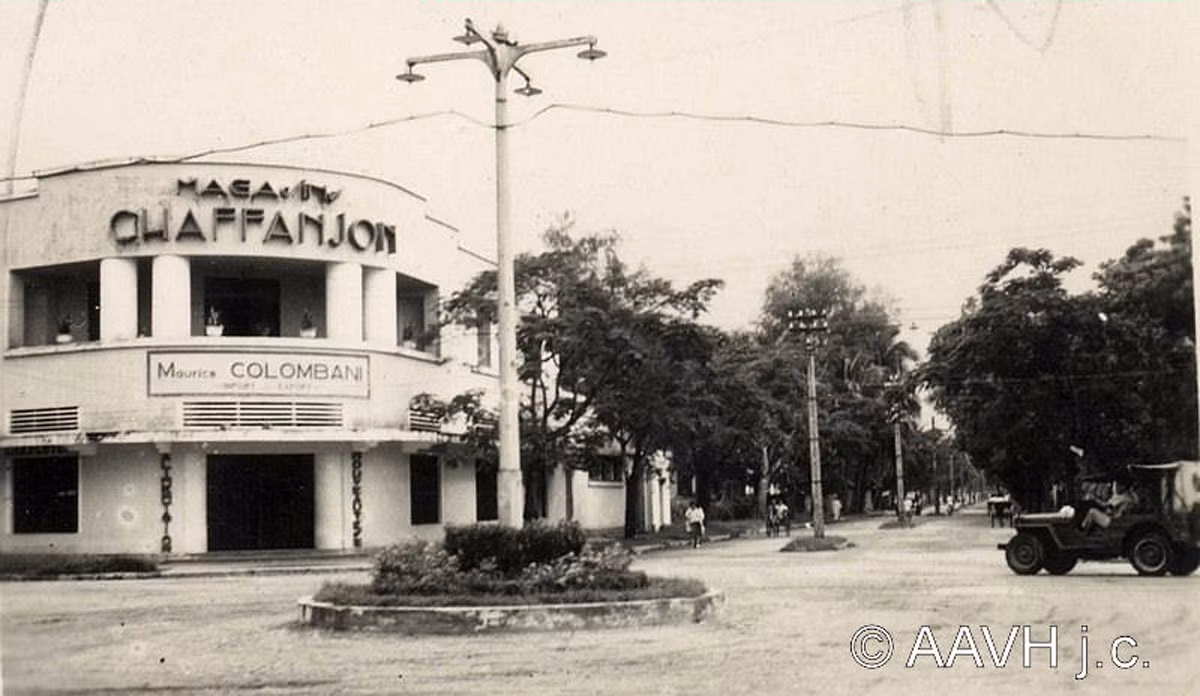 Cửa hàng bách hóa Chaffanjon ở Huế năm 1950, một chi nhánh trong chuỗi cửa hàng thực phẩm - đồ tiêu dùng nổi tiếng của anh em nhà Chaffanjon ở Việt Nam thời thuộc địa. Ảnh: Aavh.org
