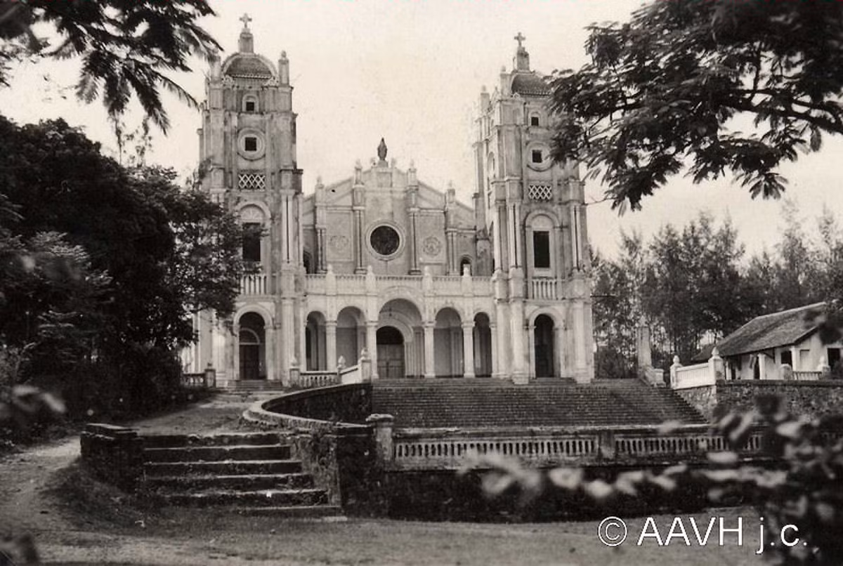 Nhà thờ chính tòa Phủ Cam năm 1950. Ảnh: Aavh.org