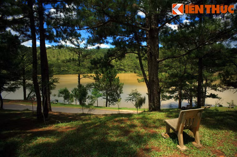 Ngoài đồi Vọng Cảnh, du khách có thể khám phá nhiều khu vực khác nhau của thung lũng bằng cách đi bộ dọc theo các lối mòn ven hồ hoặc xuyên rừng thông.