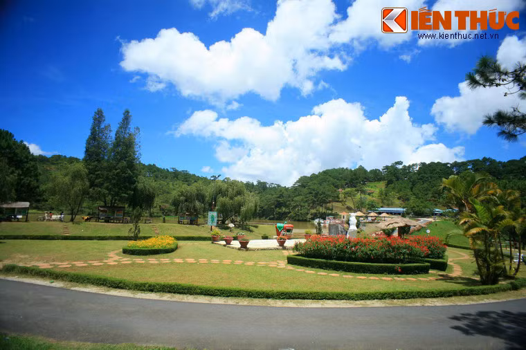 Đến thời vua Bảo Đại, vùng này được gọi là Thung lũng Hòa Bình. Đến năm 1953, ông Nguyễn Vỹ - Chủ tịch Hội đồng thị xã Đà Lạt lúc bấy giờ - đã đề xuất đổi tên thành Thung lũng Tình Yêu, và cái tên này tồn tại đến nay.