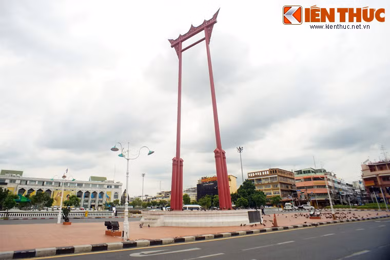 Vào năm 1932, sau một vài vụ tai nạn dẫn đến tử vong, nghi thức leo lên xích đu khổng lồ đã bị cấm nhưng các lễ tạ ơn vẫn diễn ra định kỳ vào tháng 6 hàng năm.