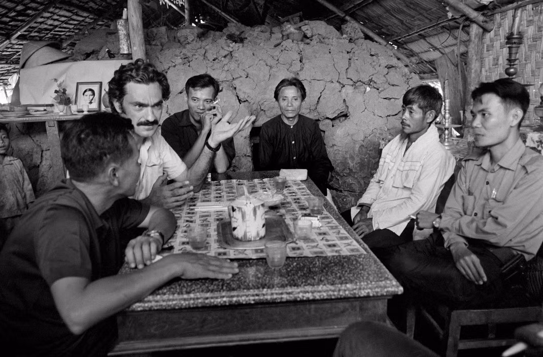 Nhà báo Tiziano Terzani của tờ Der Spiegel phóng vấn một Chính ủy (bên phải), đồng thời cũng là người chỉ huy một đơn vị du kích của quân đội Giải phóng. Ảnh: Magnumphotos.com.