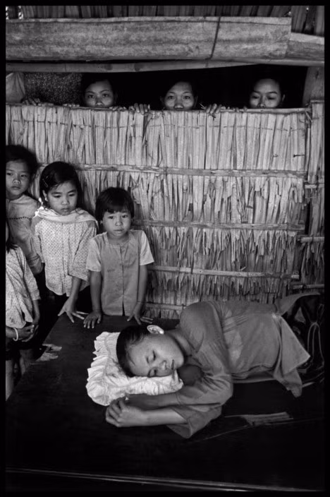 Tại một trạm xá vùng giải phóng. Ảnh: Magnumphotos.com.