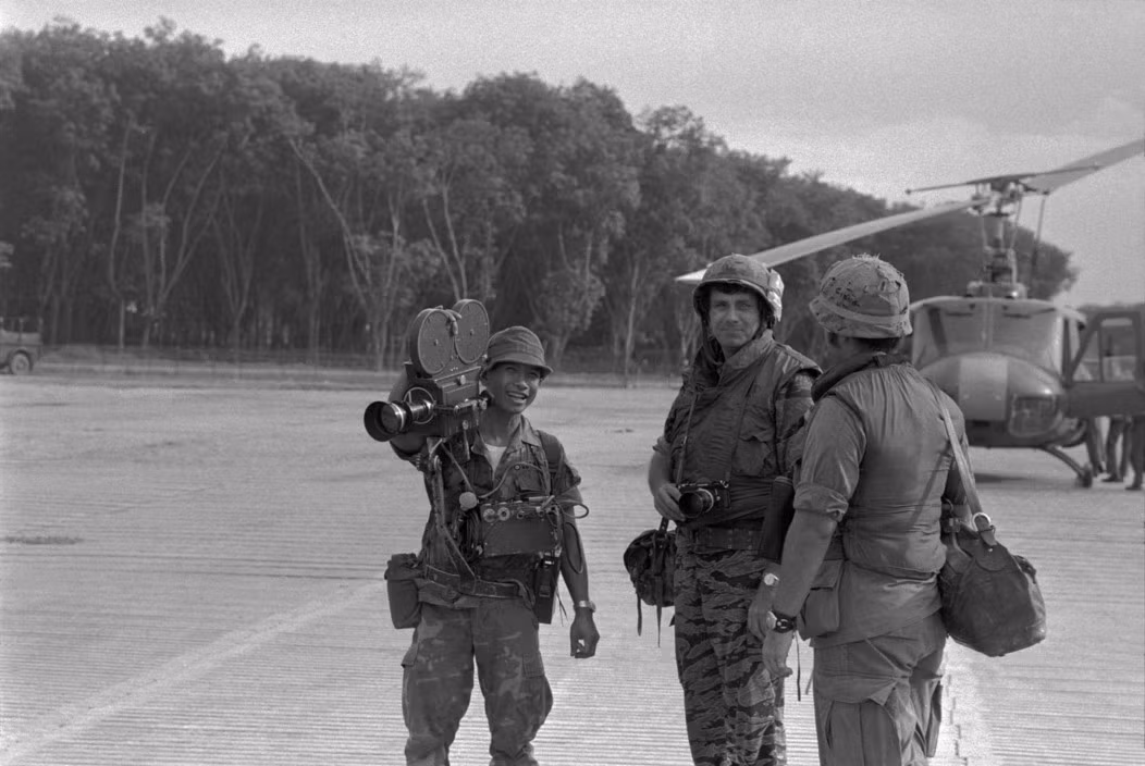 Các phóng viên, nhà báo đáp máy bay đến An Lộc ghi nhận tình hình.