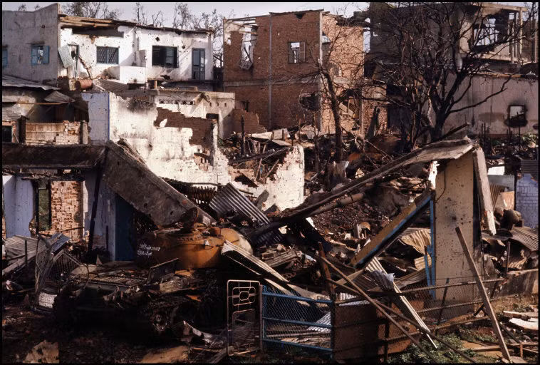 Đống đổ nát ở An Lộc sau các cuộc oanh tạc của Mỹ.