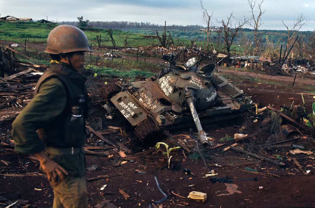 Xác xe tăng T-54 ở An Lộc.