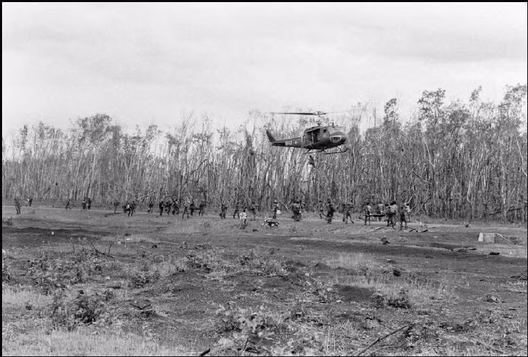 Chiếc trực thăng di tản thương binh Mỹ và Sài Gòn về tuyến sau.