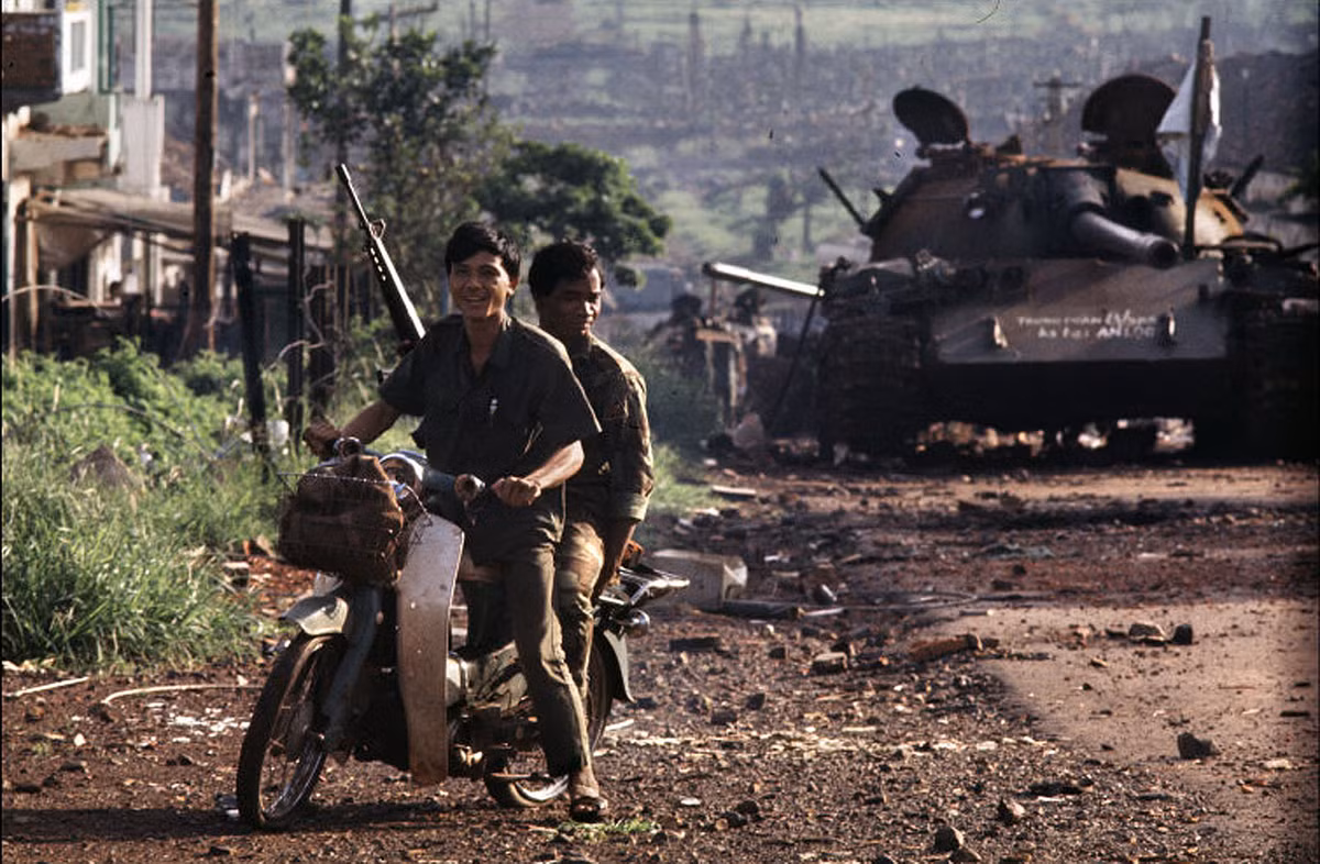 Lính Sài Gòn trên đường phố đổ nát do bom Mỹ ở An Lộc. Ảnh: Magnumphotos.com