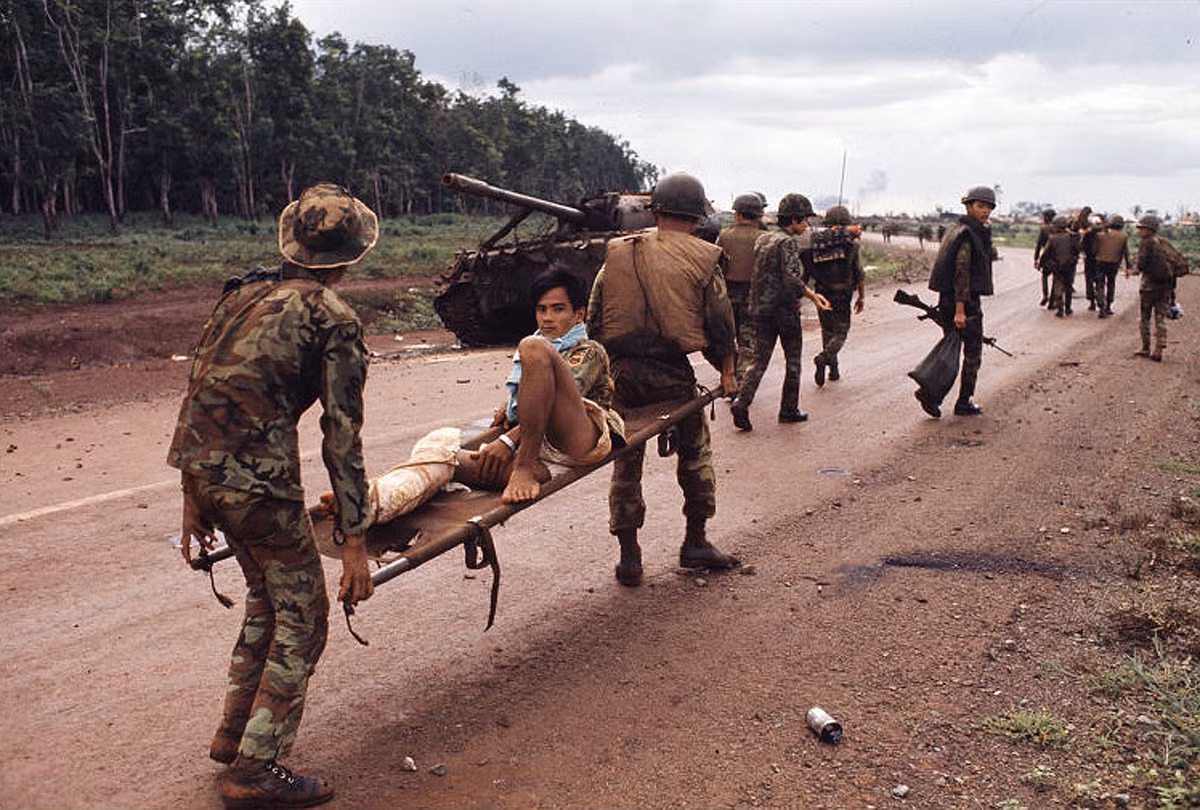 Lính Sài Gòn bị thương trong trận An Lộc được đưa về tuyến sau. Ảnh: Magnumphotos.com