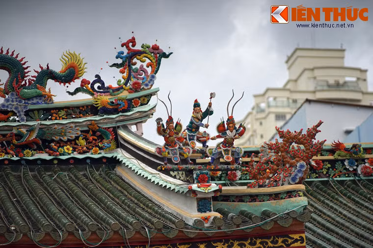 Họa tiết sành sứ trang trí trên mái được thể hiện rất sinh động.