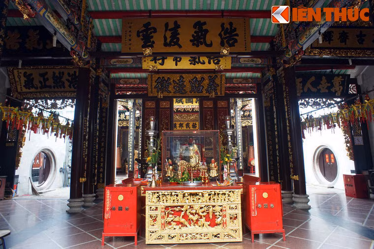 Qua sân thiên tỉnh là nhà hương.