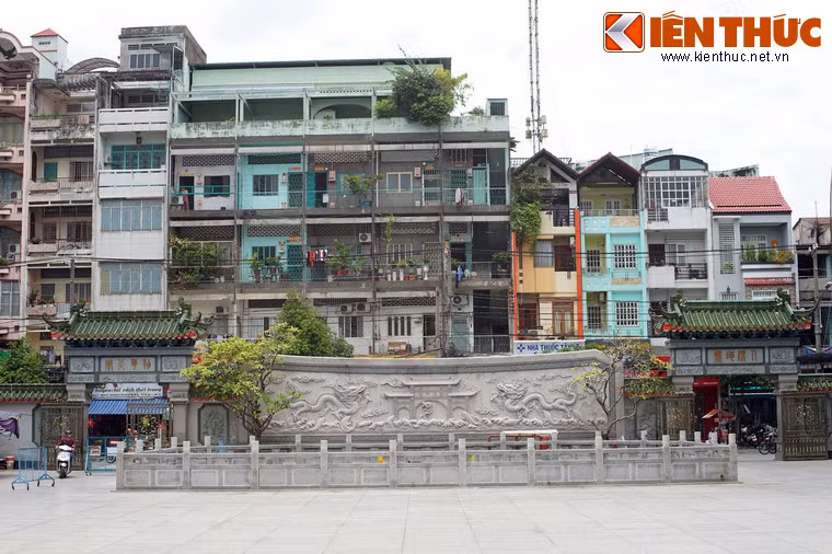 Khoảng sân phía trước với hồ phóng sinh và bức bình phong lớn.