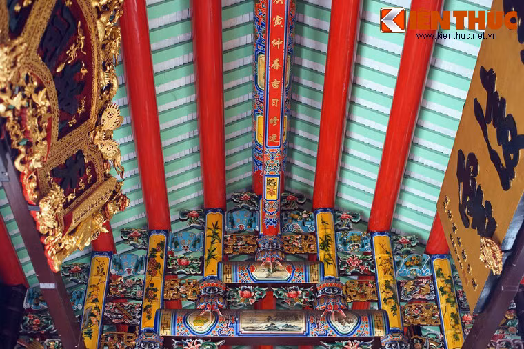 Vẻ rực rỡ của các họa tiết trang trí trong điện thờ.