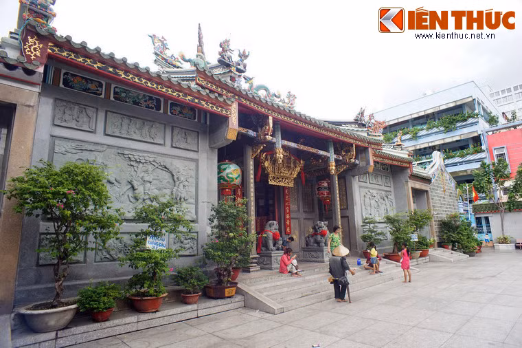 Hội quán được xây dựng trước thế kỷ 19, nhưng đến năm 1819-1820 mới xây cất kiên cố cho đến ngày nay. Kể từ đó, công trình đã được trùng tu lớn vào các năm 1866, 1901, 1969, 1984 và mới đây nhất là vào năm 2010.