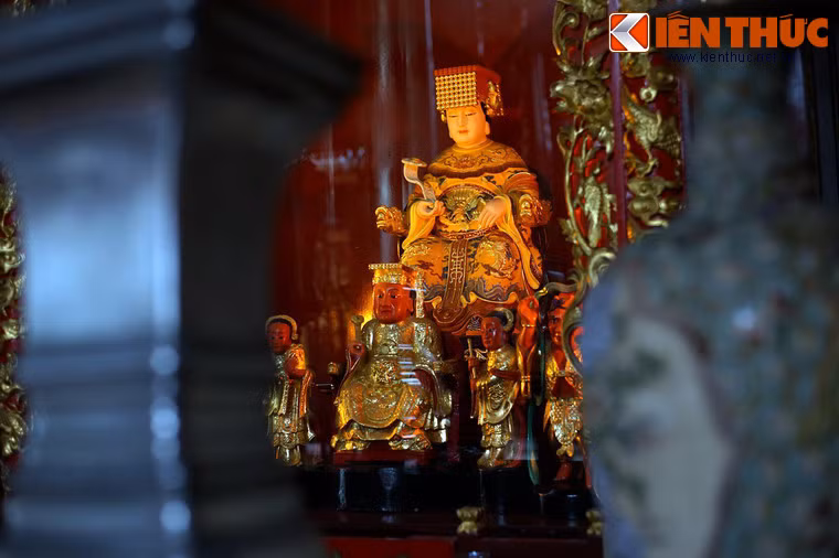 Bên phải chính điện có gian thờ Thiên Hậu nguyên quân (tức Thiên Hậu Thánh mẫu). Tượng Bà Thiên Hậu ở gian thờ được tạc bằng gỗ cao 60 cm, ngồi trên ghế chạm, theo hầu Bà có hai thị nữ và hai vị Thiên lý nhãn.