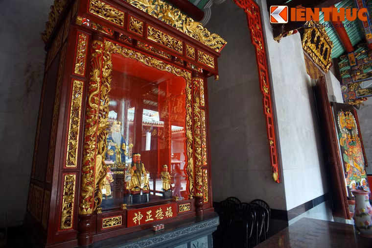 Bên trái tiền điện là bệ cao thờ Phúc Đức chính thần (còn gọi là ông Bổn hay là thần Thổ Địa).