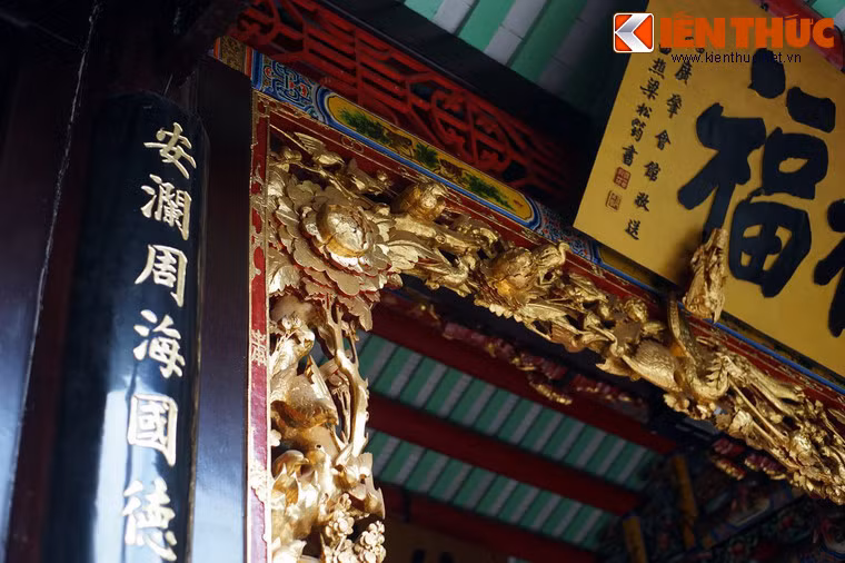 Chi tiết chạm khắc gỗ trên bao lam.