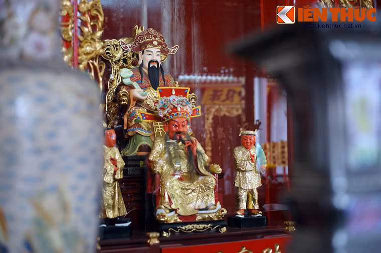 Bên trái là gian thờ Tài Bạch tinh quân (Thần Tài), được thể hiện bằng tượng gỗ, cao 60 cm, cũng ngồi trên ghế chạm đầu rồng, hai bên có Chiêu Tài đồng tử đứng hầu.