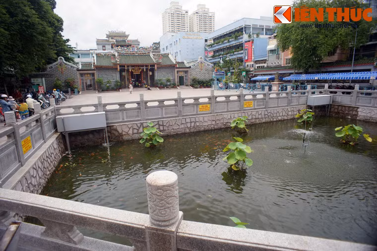 Từ hồ phóng sinh nhìn về khu điện thờ.